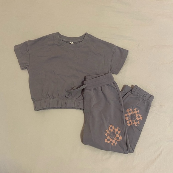 Rylee + Cru Other - Girls cropped shirt + sweatpant